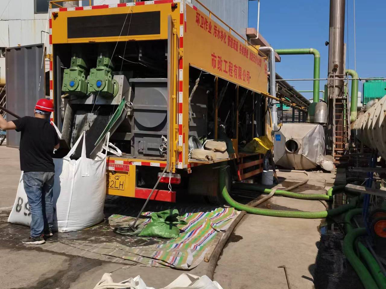 新泰淤泥压干处理