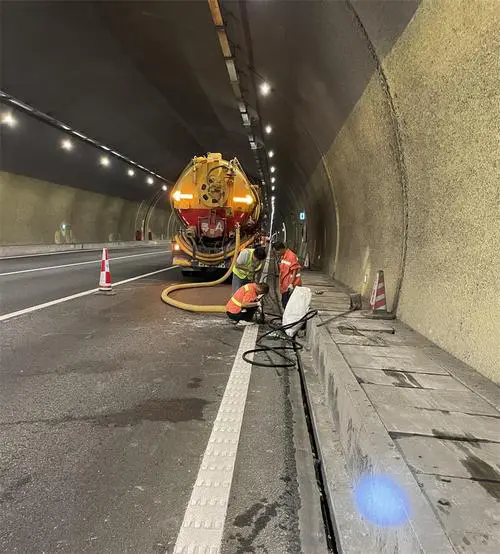 新泰隧道排水渠清淤